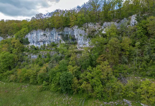 Fransa 'nın dağları ve ormanlarıyla Besancon yakınlarında bahar mevsiminde, Franche-Comte