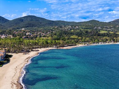 Port Grimaud 'da dalgalı sahil Fransa' da Saint Maxime 'e bakıyor, yakın plan.