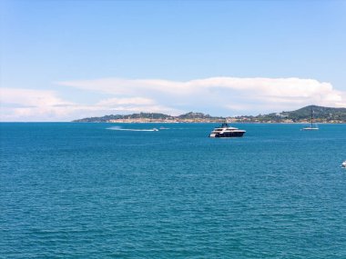 Port Grimaud 'da dalgalı sahil Fransa' da baharda Saint Tropez 'e bakıyor.