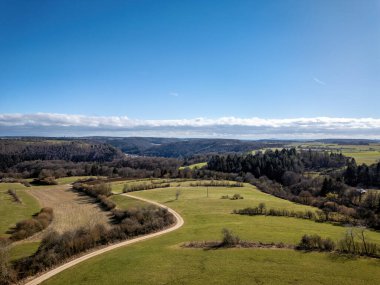 Swabian Alb, baharda yukarıdan çekilmiş manzara fotoğrafı.