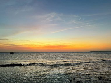 Curacao 'da gün batımında plaj ve deniz