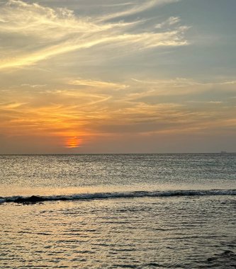 Curacao 'da gün batımında plaj ve deniz