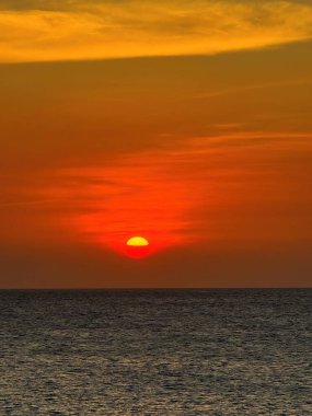 Curacao 'da gün batımında plaj ve deniz