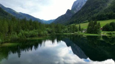 Norveç 'te dağlarla orman arasındaki orman gölü