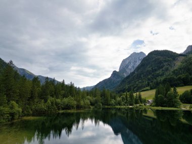 Orman Gölü Hintersee Berchtesgaden, Bavyera 'daki dağlar ve ormanlar arasında