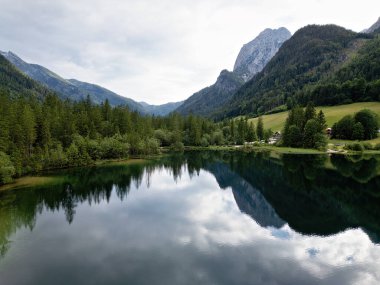 Orman Gölü Hintersee Berchtesgaden, Bavyera 'daki dağlar ve ormanlar arasında