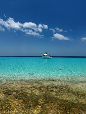 Curacao 'da gemi ve deniz manzaralı körfez