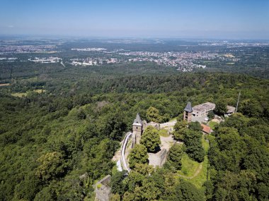 Darmstadt ve Frankfurt 'a doğru Frankenstein Kalesi' ne bakın.