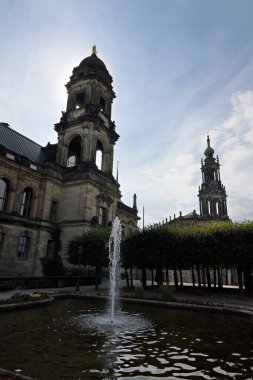 Bruehl Terasları Dresden 'de katedral ve çeşmeli.