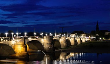 Dresden 'deki Augustus Köprüsü yazın Elbe nehri üzerinde.