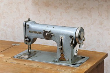 Dresden, Almanya 15 Ağustos 2024: Altenburg 'dan eski, tarihi dikiş makinesi