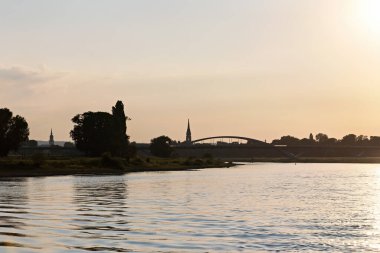 Elbe 'de gün batımında Dresden yazın arka planda.
