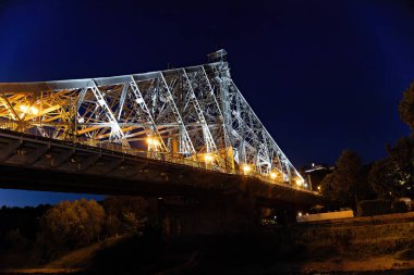 Tarihi Loschwitz Köprüsü, Blue Wonder, Dresden 'de gece vakti aydınlandı.