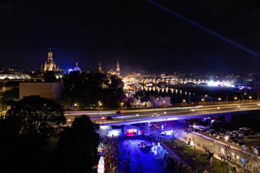 Dresden, Almanya 14 Ağustos 2024: Aydınlatılmış Dresden, Elbe nehri üzerinde el değmemiş Carola Köprüsü ve Canaletto şehir festivali ile gece görüntüsü