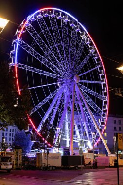 Dresden, Almanya 14 Ağustos 2024: Dönme dolap gece Canaletto şehir festivalinde Dresden 'de aydınlandı