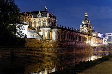 Dresden Zwinger gece Dresden 'de, dışarıdan çekilmiş.