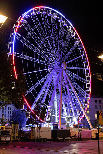 Дрезден, Германия 14 августа 2024 года: Колесо обозрения освещено ночью в Дрездене на фестивале города Каналетто