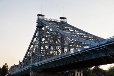 Tarihi Loschwitz Köprüsü, Blue Wonder, gün batımı, Dresden 'de akşam Elbe nehri üzerinde