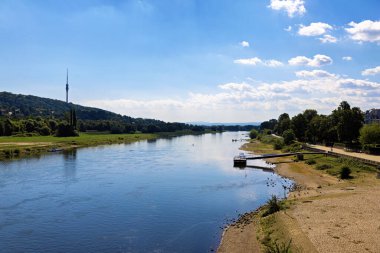 Yazın Elbe 'den Dresden' e giden geminin görüntüsü.