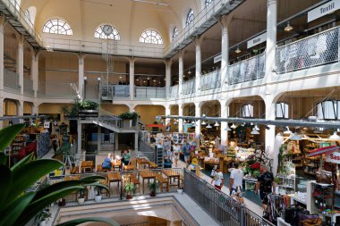 Dresden, Almanya 17 Ağustos 2024: Centrum Gallerie, pazar salonu, Dresden 'de çeşitli dükkanlar