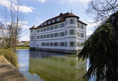 Kötü Rappenau şatosunun ilkbaharın başındaki görüntüsü kale hendeğinde yansımalarla