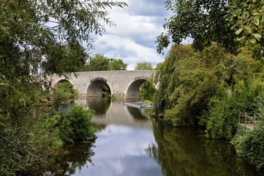 Wetzlar 'daki Lahn nehrinin üzerindeki tarihi yuvarlak köprü.