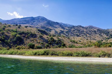 Girit 'teki Kournas Gölü ve arkasındaki dağlar.