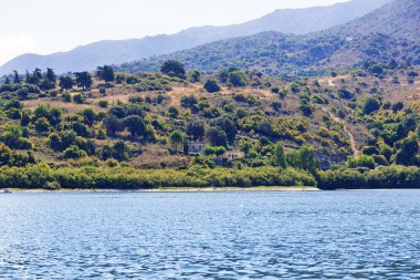 Girit 'teki Kournas Gölü ve arkasındaki dağlar.