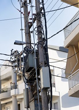 Yunanistan 'ın Girit kentindeki sokakta elektrik kabloları ve dağıtımı