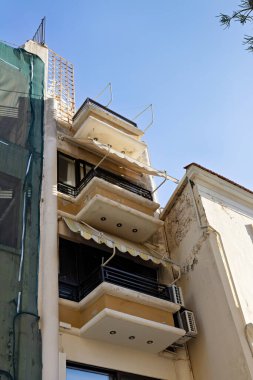 Girit 'teki evin eski balkonunun tadilata ihtiyacı var.