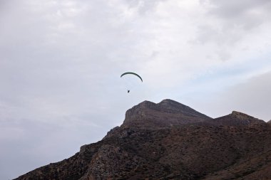 Yunanistan 'ın Girit adasında yaz sonunda paraglider ile dağ manzarası