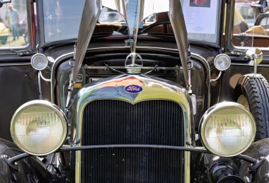 Weiterstadt, Almanya 22 Eylül 2024: Ford, Model A, Chromblitzen sergisinde krom ve kahverengi renkli klasik araba açık kaput