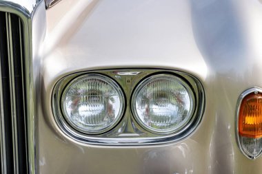 Weiterstadt, Almanya 22 Eylül 2024: Bentley, ön taraftaki Kromblitzen sergisinde beyaz, antika bir araba.