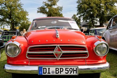 Weiterstadt, Almanya 22 Eylül 2024: Borgward, Isabella, Chromblitzen sergisinde kırmızı, antika bir araba.