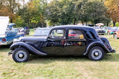 Weiterstadt, Almanya 22 Eylül 2024: Citroen, Traction Avant 11 CV, siyah, klasik araba Chromblitzen sergisinde