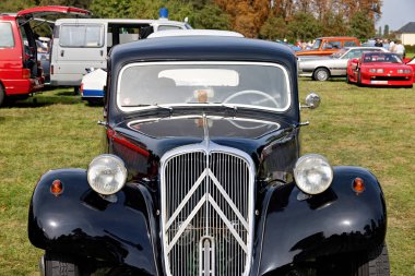 Weiterstadt, Almanya 22 Eylül 2024: Citroen, Traction Avant 11 CV, siyah, klasik araba Chromblitzen sergisinde