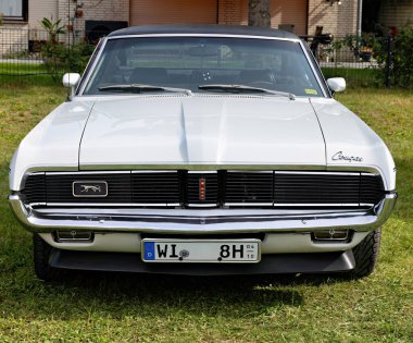 Weiterstadt, Almanya 22 Eylül 2024: Cıva, Cougar, önde beyaz, klasik araba Chromblitzen sergisinde