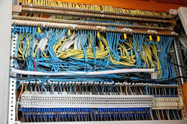 Büyük binalar ve tesisler için kablolu elektrik dağıtım kutusu