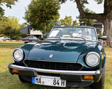 Weiterstadt, Almanya 22 Eylül 2024: Fiat, Spider 124, Kromblitzen sergisinde yeşil, klasik araba