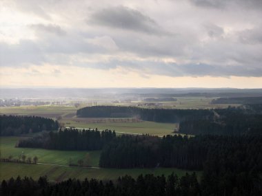Kara Orman sonbaharda, ağaçların üzerinden vadiye bakan drone fotoğrafıyla.