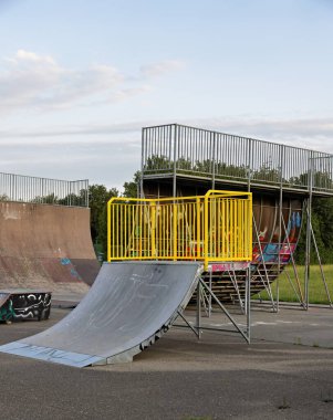 Yazın farklı yarım borularla kaykay parkı