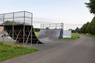 Yazın farklı yarım borularla kaykay parkı
