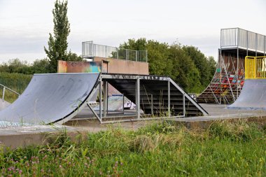 Yazın farklı yarım borularla kaykay parkı