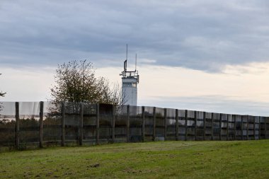 Hesse ile Geisa yakınlarındaki Thuringia arasındaki eski Doğu Almanya sınırında kullanılmayan eski bir sınır tesisi.