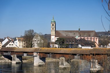 Kötü Saeckingen, baharda Almanya ile İsviçre arasındaki Ren Nehri üzerindeki eski sınır köprüsüne bakıyor.