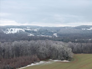 Kara Orman 'da kış manzarası. Ağaçlarda ve tarlalarda donmuş buzlar var. Kar ve insansız hava aracı ateşi.