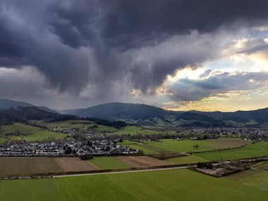 Kara Orman 'da ağaçlar, tarlalar ve fırtınalı manzaralar, dramatik gökyüzü, insansız hava aracı görüntüleri.