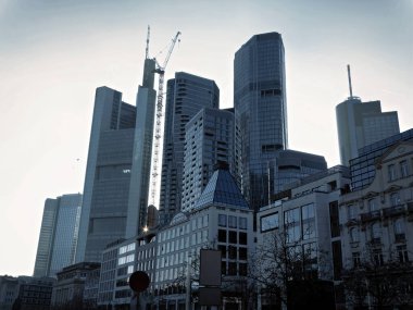 Frankfurt 'un gökdelenleri kışın alacakaranlıkta parlıyor.