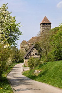 Ludwigsburg ilçesine bağlı Oberstenfeld yakınlarındaki Staufer Şatosu Lichtenberg 'de Baden Wuerttemberg' de baharda filizlenen meyve ağaçları yoldan fotoğraflandı.