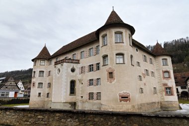Sulz am Neckar 'daki Glatt su kalesi bulutlu bir kış gününde